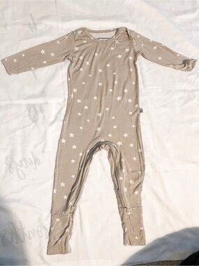 Gunamuna Beige Star Print Baby One-Piece Bamboo Sleeper Size 9-12 Months
